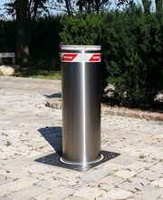 Hydraulisch versenkbarer Verkehrspoller Marke PILOMAT. Typ 275/P800A. Ausführung Edelstahl satiniert mit LED-Lichtband im Pollerdeckel