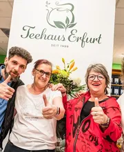 Ansicht des Teams Teehaus Erfurt – Teefachgeschäft für exklusive Tees, stilvolle Geschenkideen, Weihnachtsgeschenke und Firmengeschenke. Das Teehaus befindet sich im Herzen von Erfurt und ist die erste Adresse für Teegenuss und Präsente in Erfurt, Weimar, Jena, Gotha und Arnstadt. Entdecken Sie über 400 Teesorten, liebevoll verpackte Geschenke und persönliche Beratung in gemütlicher Atmosphäre.