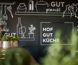 Interior Design des neuen Hofgut-Restaurants mit der offenen Showküche.