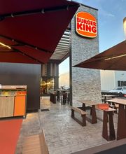 Installez-vous sur la terrasse de Burger King à Clichy-sous-Bois et profitez d'un moment agréable en plein air. Idéale pour déguster vos burgers, frites et boissons, notre terrasse offre un cadre confortable et spacieux, parfait pour un repas rapide sous le soleil. Située à proximité du centre commercial E.Leclerc, elle vous permet de savourer vos plats dans une ambiance détendue, que ce soit entre amis, en famille ou pour une pause déjeuner bien méritée.