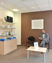 Un patient attend avant de réaliser un bilan auditif.