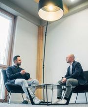 Effektive Service- und Finanzdienstleistungen der Elbers GmbH: Makler Elbers und sein Team sind Experten für Versicherungen, Immobilien und Baufinanzierungen
Die Elbers GmbH ist Ihre zuverlässige Adresse, wenn es um umfassende Service- und Finanzdienstleistungen geht. Unser Unternehmen bietet eine breite Palette von Dienstleistungen, die von Versicherungen über Immobilien bis hin zur Vermittlung von Baufinanzierungen reichen. Unsere Kernwerte sind unabhängige Beratung, hervorragender Service und maßgeschneiderte Lösungen, die den Bedürfnissen unserer Kunden gerecht werden.