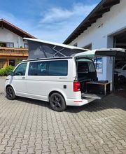 VW California Beach Camper mit aufgestelltem Dach und Markise – mieten in Aiterhofen bei Straubing