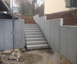 Außenanlage Treppe und Stützmauer Bild
