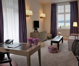 Ein Zuhause auf Zeit, in dem Leidenschaft und Persönlichkeit spürbar sind. Unsere großzügigen Suiten bieten Raum für Inspiration und Erholung. Hier verschmelzen gelebte Träume und höchster Komfort zu einer bleibenden Erinnerung.