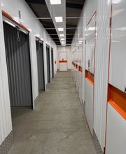 Innenbereich mit Lagerräumen – Selfstorage Ibbenbüren.
Heller, sauberer Innenbereich mit modernen Lagerboxen. Sichere und trockene Lagerräume für Möbel, Akten oder Hausrat – flexibel ab 1 Monat mietbar.