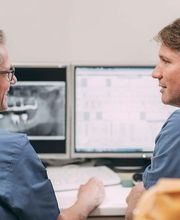 Unsere Zahnärzte bei der Arbeit | Neukranz & Bürklin – Praxis für ästhetische Zahnmedizin Bad Soden