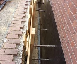 Neue Betonwand mit Bitumenabdichtung