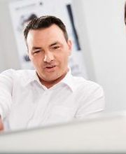 zwei Teilnehmer vor dem PC