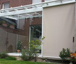 Terrassendach mit Ganz-Glas-Schiebetüren und Senkrechtmarkise mit Motor
