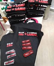 Parches bordados, y vinilo sobre camiseta de algodón.