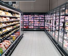MOLKEREIABTEILUNG
Den größten Anteil an Molkereiprodukten bekommen wir von EDEKA geliefert. Auf regionale Produkte musst du allerdings auch hier nicht verzichten: Unter anderem kannst du bei uns Bauernhandkäse von einem der letzten eigenständigen Produzenten in Deutschland kaufen und genießen.

Die Käserei Schneider vertreibt ihren köstlichen Käse, darunter auch der beliebte Kochkäse sowie Harzländer, regional über den Lebensmitteleinzelhandel. Des Weiteren findest du in der Molkereiabteilung ein reichhaltiges Angebot an Milch, Dessert, Joghurt, Quark, Käse, Margarine, Butter, Eier, Milchdrinks und vieles mehr.