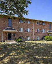 Lake Club Apartments image 13