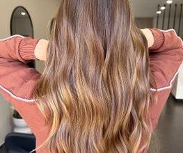 Entdecke unser natürliches Blond-Balayage – perfekt für alle, die sich weiche, strahlende Balayage Highlights wünschen!