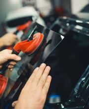 Wir tauschen Ihre Heckscheibe aus und sorgen für mehr Sicherheit!
Wir sind die beste Wahl, wenn es um eine schnelle und kostenlose Heckscheibenreparatur geht. Unsere qualifizierten Techniker tauschen Ihre Heckscheibe innerhalb von 24 Stunden aus, damit Sie schnellstmöglich wieder mobil sind.