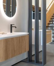 Design-Waschplatz mit freihängendem Waschtisch und mattschwarzen Armaturen – moderne Sanitärlösung für stilvolle Innenräume, ideal für Büros oder öffentliche Einrichtungen.