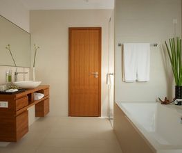 Eintauchen in eine Welt, in der nichts mehr zählt außer das Jetzt. Unsere Badezimmer bieten einen privaten Rückzugsort mit hochwertiger Ausstattung und warmen Holzelementen. Erleben Sie Wohlbefinden und Leichtigkeit in einem Design, das die Seele berührt.