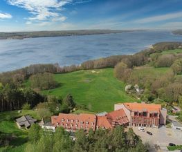 Lage am Tollensesee, inmitten der Mecklenburgischen Seenplatte