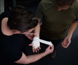 Personal Training Robert Reberger Sorgfältige Vorbereitung auf intensives Boxtraining mit Fokus auf Sicherheit und korrekte Handfixierung.