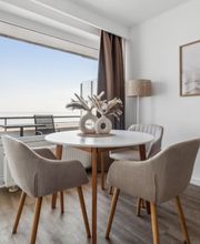 Junior Suite – Meerblick - hundefreundlich
Unsere Junior Suite – Meerblick bietet Ihnen 34 qm mit einem atemberaubenden Blick auf das Meer. Diese stilvolle Suite ist für bis zu 4 Personen (max. 3 Erwachsene und 1 Kind) geeignet und verfügt über ein luxuriöses Kingsize-Bett sowie eine gemütliche Schlafnische mit Etagenbett. Der perfekte Rückzugsort für romantische Paare oder kleine Familien, die einen erholsamen Aufenthalt in einer Meerblick-Unterkunft suchen.
Bucht noch heute euer Traumapartment und erlebt einen unvergesslichen Aufenthalt im Beachside Grömitz - direkt am Meer!