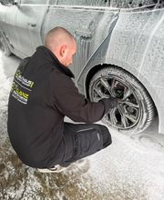 GLANZ Performance bietet professionelle Felgenreinigung in Paderborn und Ostwestfalen-Lippe. Gründliche Entfernung von Bremsstaub, Straßenschmutz und Ablagerungen – für saubere, gepflegte Felgen und eine aufgewertete Gesamtoptik Ihres Fahrzeugs.