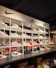 Das Bild zeigt eine Auswahl an Sportschuhen, die in der Deichmann Filiale in Überlingen erhältlich sind. Es muss jedoch nicht die aktuell verfügbaren Modelle in der Filiale widerspiegeln.