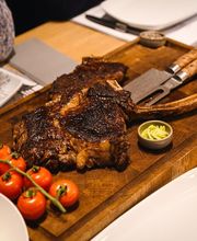 Tomahawk-Steak mit Beilagen