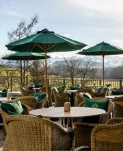 Sonnenterrasse mit Panoramablick auf die Berge des Hofgut-Restaurants.