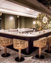 LE BAR À DESSERTS POUR S’OFFRIR UN SHOW 

Le majestueux bar à desserts offre une expérience encore inédite chez Ladurée. Habillé de marbre et de cannage laiton, le bar en forme de U accueille quinze chaises hautes dans une atmosphère cosy.