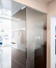 Blick in eins unserer Behandlungszimmer und das Wartezimmer