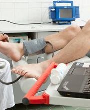 Untersuchung in der diabetischen Fußambulanz im St. Hedwig-Krankenhaus