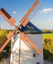 Arrangements
Sie möchten Ihre Zeit bei uns mit einem Ausflug kombinieren? Dann sind unsere Arrangements perfekt. Zum Beispiel zwei Übernachtungen mit reichhaltigem Frühstück und Tags über eine gemütliche Wanderung nach Syrau (ca. 6 km) zur Drachenhöhle, einer der schönsten Tropfsteinhöhlen Deutschlands. (Eintrittspreis inbegriffen) und erkunden Sie die renovierte Turmholländermühle.
Dieses und weitere Angebote, wie Motorradtouren, Wanderauszeiten und Kartrennbahn-Erlebnisse finden Sie über unser Onlinebuchungsportal.