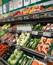 Obst und Gemüse
Vitamine, Vitalität und Geschmack!
Freuen Sie sich auf täglich frisches Obst und Gemüse, häufig regional und in bester Bio-Qualität. Unsere tollen Knollen kommen beispielsweise direkt vom Kartoffelhof Balsmann in Preußisch Oldendorf.