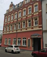 Mehrstöckiges Schulungsgebäude mit roter Backsteinwand.