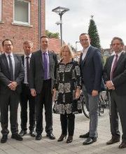 Innovationen bei auric: Ein Grund für Johanna Wanka sich
vor Ort in Rheine davon zu überzeugen, was mit den Fördergeldern
passiert, mit denen ihr Bundesministerium auric unterstützt.