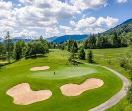 Golfplatz Sonnenalp von oben mit Bergblick.