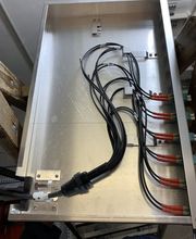 Das Bild zeigt eine geöffnete Photovoltaik-Anschlussbox mit sauber verlegter DC-Verkabelung und MC4-Steckverbindungen. Die fachgerechte Installation durch VoltVision gewährleistet eine sichere und effiziente Stromführung innerhalb der Solaranlage.