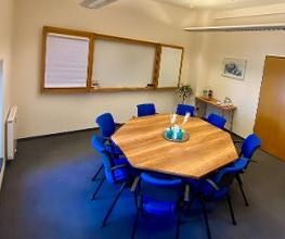 Unser Konferenzraum bietet Platz für max. 8 Personen.
Ausstattung: Whiteboard, Flipchart, Moderationsmaterialien und TV(touch) mit AppleTV stehen zur Verfügung.