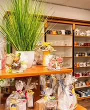 Ansicht des Teehaus Erfurt – Teefachgeschäft für exklusive Tees, stilvolle Geschenkideen, Weihnachtsgeschenke und Firmengeschenke. Das Teehaus befindet sich im Herzen von Erfurt und ist die erste Adresse für Teegenuss und Präsente in Erfurt, Weimar, Jena, Gotha und Arnstadt. Entdecken Sie über 400 Teesorten, liebevoll verpackte Geschenke und persönliche Beratung in gemütlicher Atmosphäre.