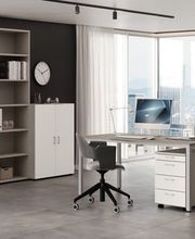 Ein Schreibtisch ist mehr als nur eine Arbeitsfläche. Er ist der zentrale Ort, an dem Ideen entstehen, Projekte entwickelt werden und der Alltag organisiert wird. Ob im Heimbüro oder in einem professionellen Arbeitsumfeld – ein Schreibtisch aus Schwei