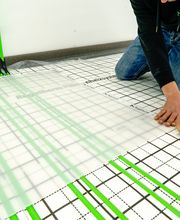 Befestigung der durchsichtigen Hohlkammerplatte auf Anbindeleitungen zur optimalen Wärmeverteilung durch das TWIN-FLOOR-SYSTEM.