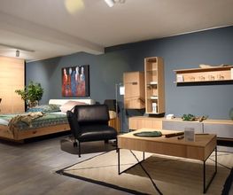 Naturholz-Schlafzimmer und Wohnwand-Kombination von TEAM 7 bei Möbel Schmitz in Trier. Wir bieten Ihnen maßgeschneiderte Raumplanung und exklusive Echtholzmöbel für höchste Wohnansprüche.