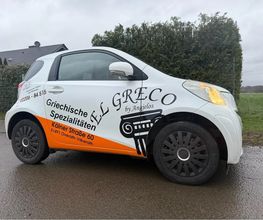 Weißer Firmenwagen mit individueller Teilfolierung in Schwarz und Orange. Logo, Leistungsangaben und Kontaktdaten sind klar angeordnet und sorgen für einen professionellen, gut sichtbaren Markenauftritt.