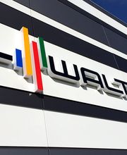 Lichtwerbung - Leuchtbuchstaben an Firmenfassade. Produziert von Hoffmann Werbetechnik aus Tübingen.
