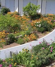 Chemin piéton en Hydrostar gris perle avec des bordures en pavés La couture.