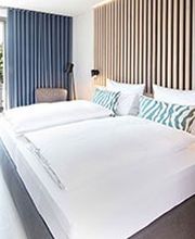 Modernes Wohndesign mit direktem Seeblick. Ein Zuhause auf Zeit in unseren hochwertig ausgestatteten Zimmern. Erleben Sie eine spannende Symbiose aus eleganter Jugendstilvilla und lichtdurchflutetem Neubau direkt am Ufer des Bodensees.