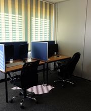 Drei PC-Arbeitsplätze.