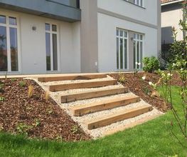 Spezialisten für Massivholzprodukte und Natursteinprodukte für den Innen und Aussenbereich.
Ob für Handwerker oder Händler, Architekten oder Bauherren, wir garantieren Ihnen unkomplizierte, reibungslose & kompetente Zusammenarbeit & beraten Sie gerne telefonisch oder persönlich über die verschiedenen Eigenschaften von Eiche oder Naturstein.
Wir sind spezialisiert in dem Verkauf von erstklassigem Eichenholz und hochwertigen Steinen für eine Vielzahl von Projekten. Unsere Eichenholzprodukte, von stabilen Balken bis hin zu eleganten Terrassen-Dielen, bieten die ideale Grundlage für robuste Konstruktionen und ästhetische Designs wie Holztreppen, Holzpergolen, Holzstegge oder Holterrassen. Ebenso sind unsere Sandsteinprodukte eine exzellente Wahl für Terrassenplatten, die jedem Aussenbereich einen Hauch von Natur und Eleganz verleihen.