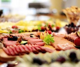 Wir bieten Ihnen gerne Catering für bis zu 30 Personen. Wählen Sie zum Beispiel Kassler und Sauerkraut, Spießbraten und diverse Salate, Käse-, Wurst- und Räucherfischplatten.