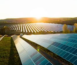 Gemeinsam entwickeln wir das für Sie passende Energiekonzept, das auf Ihre Bedürfnisse zugeschnitten ist. Unsere innovativen Lösungen geben Ihnen die Möglichkeit, unabhängiger von den Schwankungen der Strompreise zu werden.